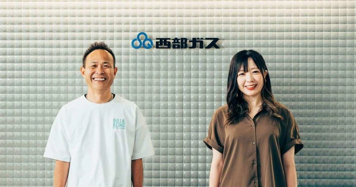 西部ガス株式会社様のロゴと、社員のお二人を写した写真。