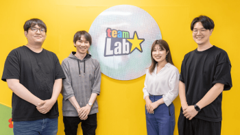 チームラボのロゴと社員のみなさんが写っている写真